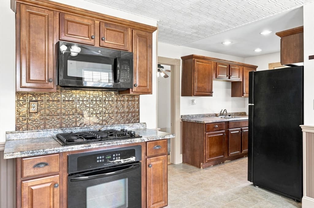 15 Hampstead St, Lowell MA 01852 photo 26