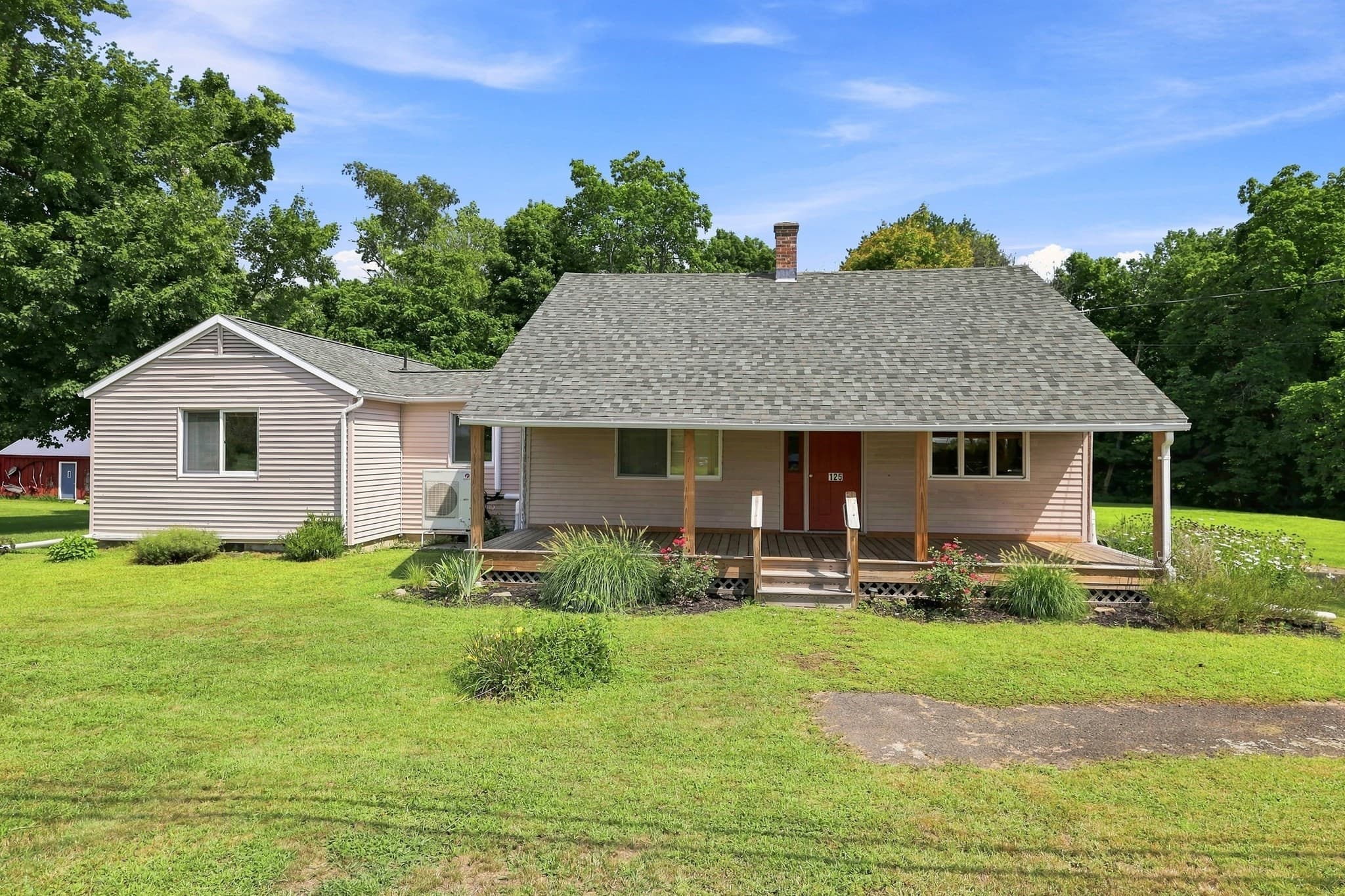 125 South St, Granby MA 01033