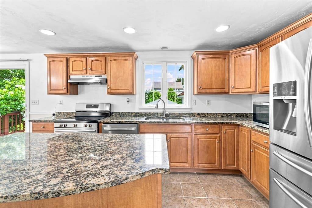 35 Meeshawn Ave, Taunton MA 02718 photo 5