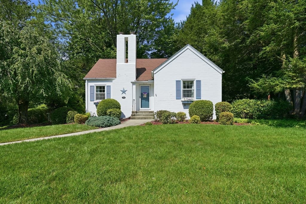 1374 Plumtree Rd, Springfield MA 01119