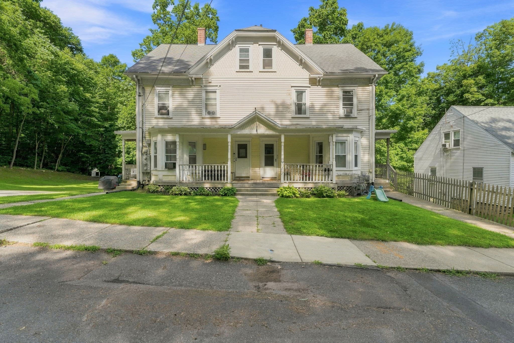 42-44 Pine St, Northbridge MA 01588