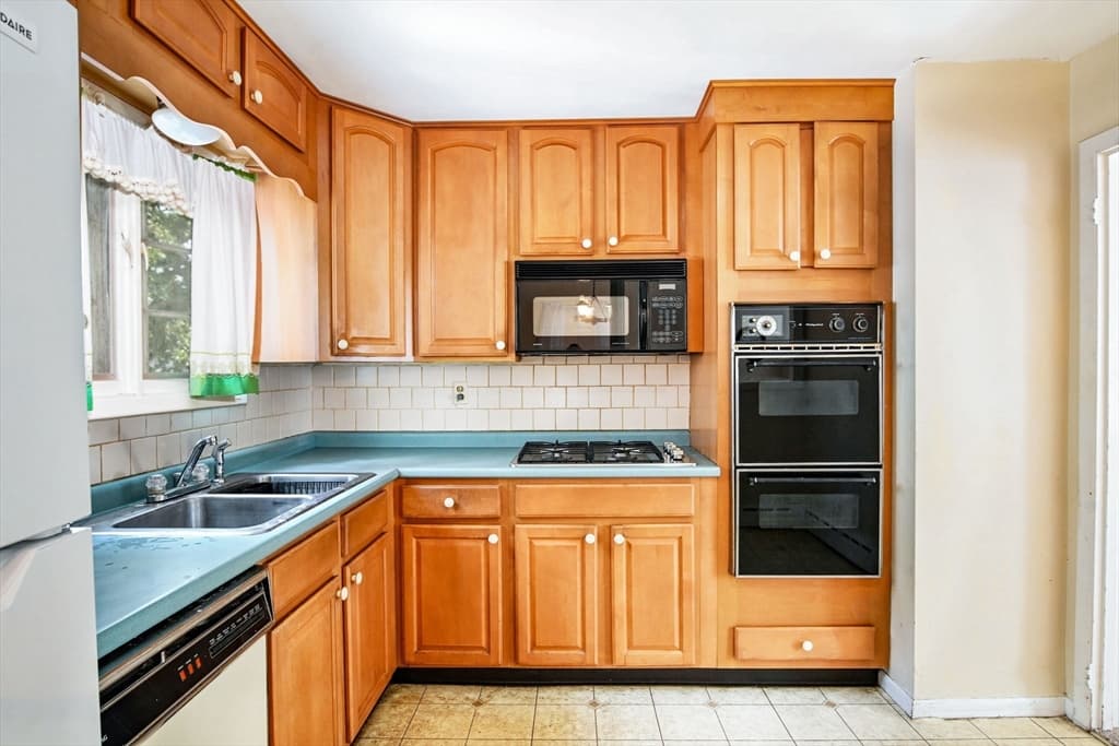 66 Seymour St, New Bedford MA 02744 photo 9