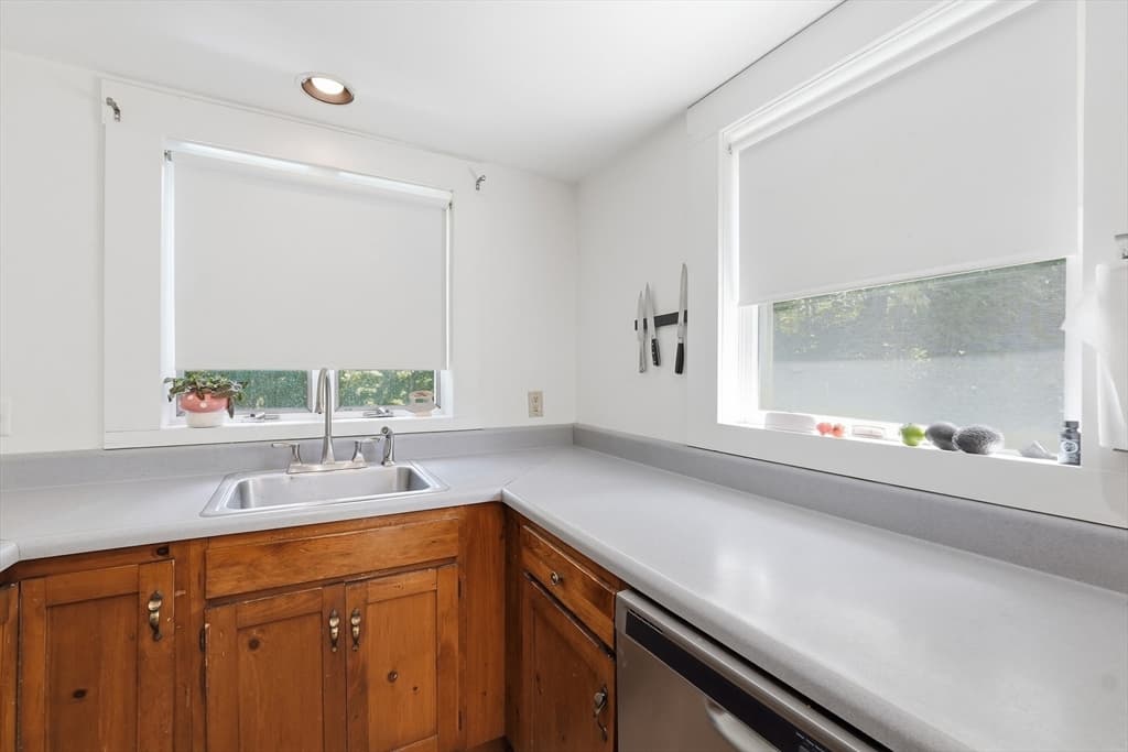 Single Family Residence at 18 Fiske Hill Rd, Sturbridge MA 01566, Sturbridge, photo 6 of 42