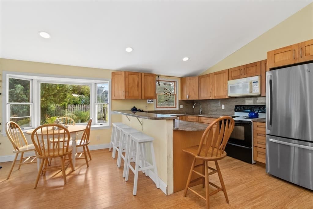 6 Reynolds Ave, Randolph MA 02368 photo 2