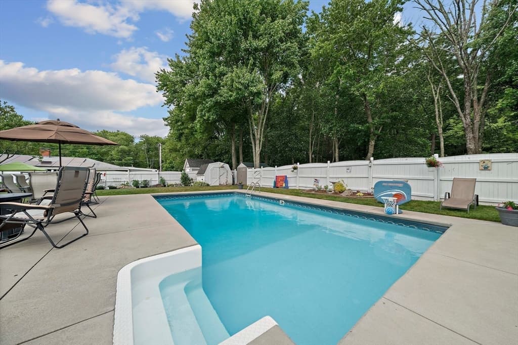 35 Arnold St, Holbrook MA 02343