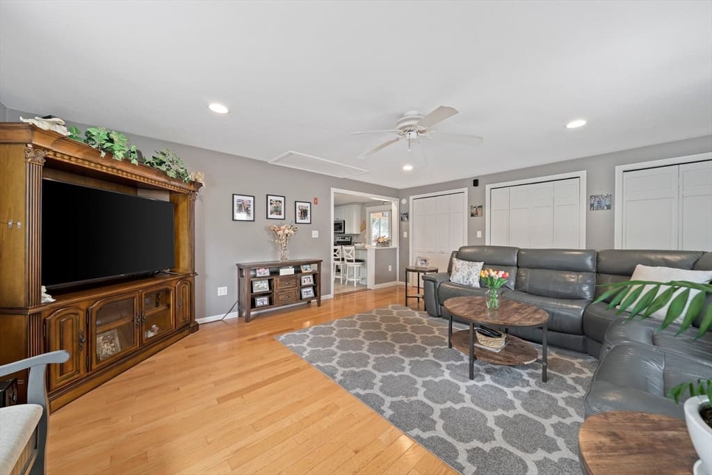 35 Arnold St, Holbrook MA 02343 photo 5