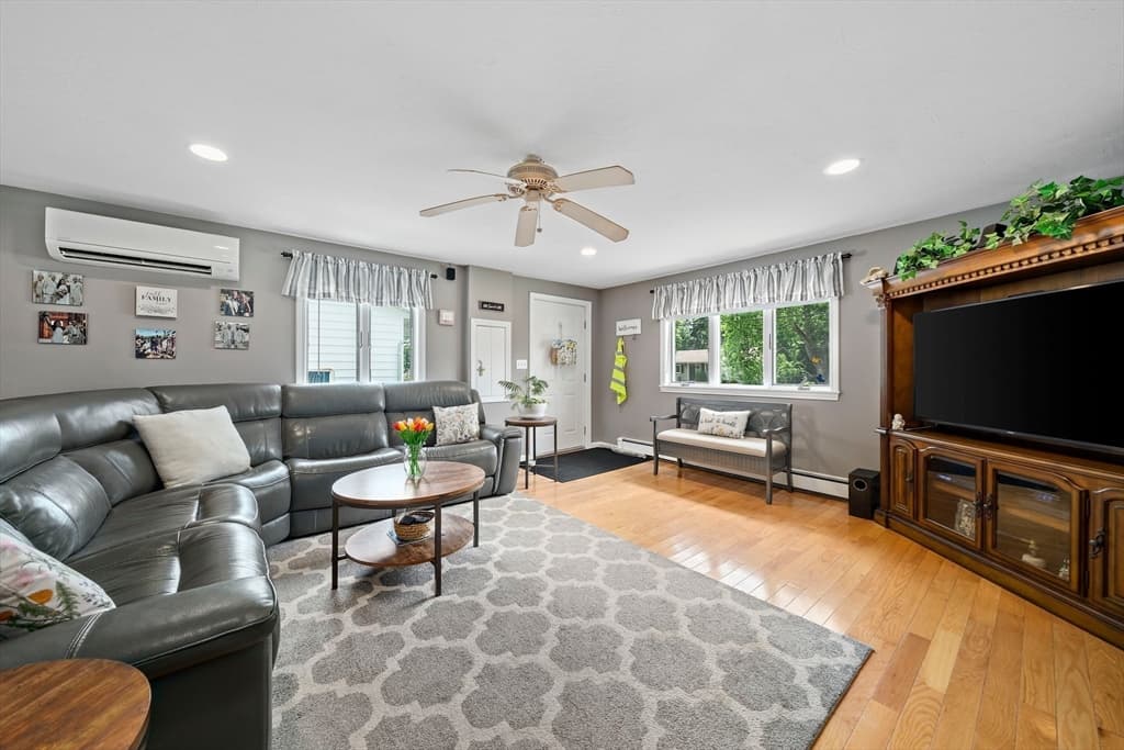 35 Arnold St, Holbrook MA 02343 photo 4