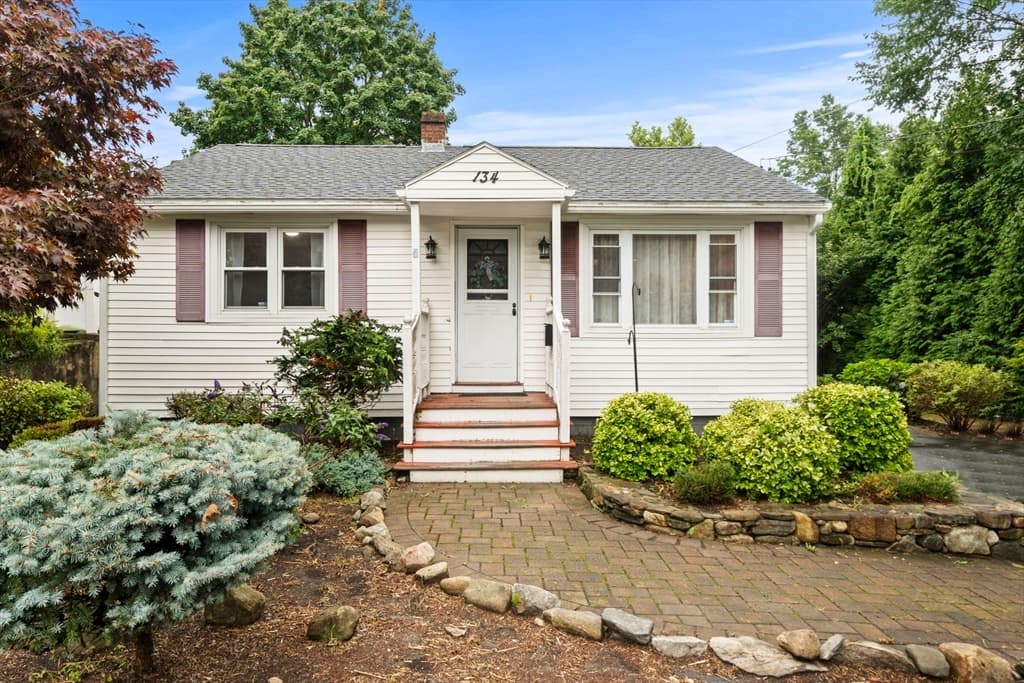 134 Marshall Ave, Lowell MA 01851