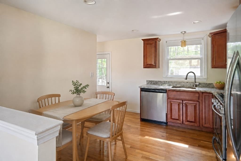 4 Edward Cody Ln, Weymouth MA 02190 photo 5