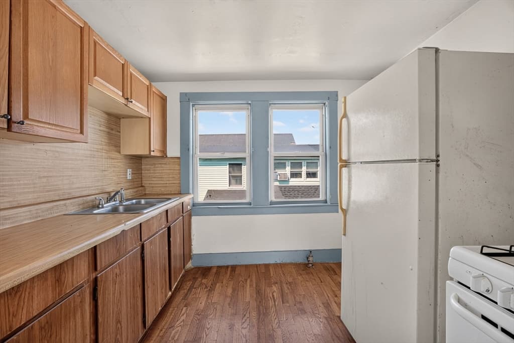 37 Fourth St, Lowell MA 01850 photo 32