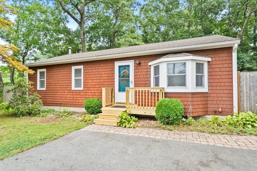7 Riverview Dr, Middleton MA 01949