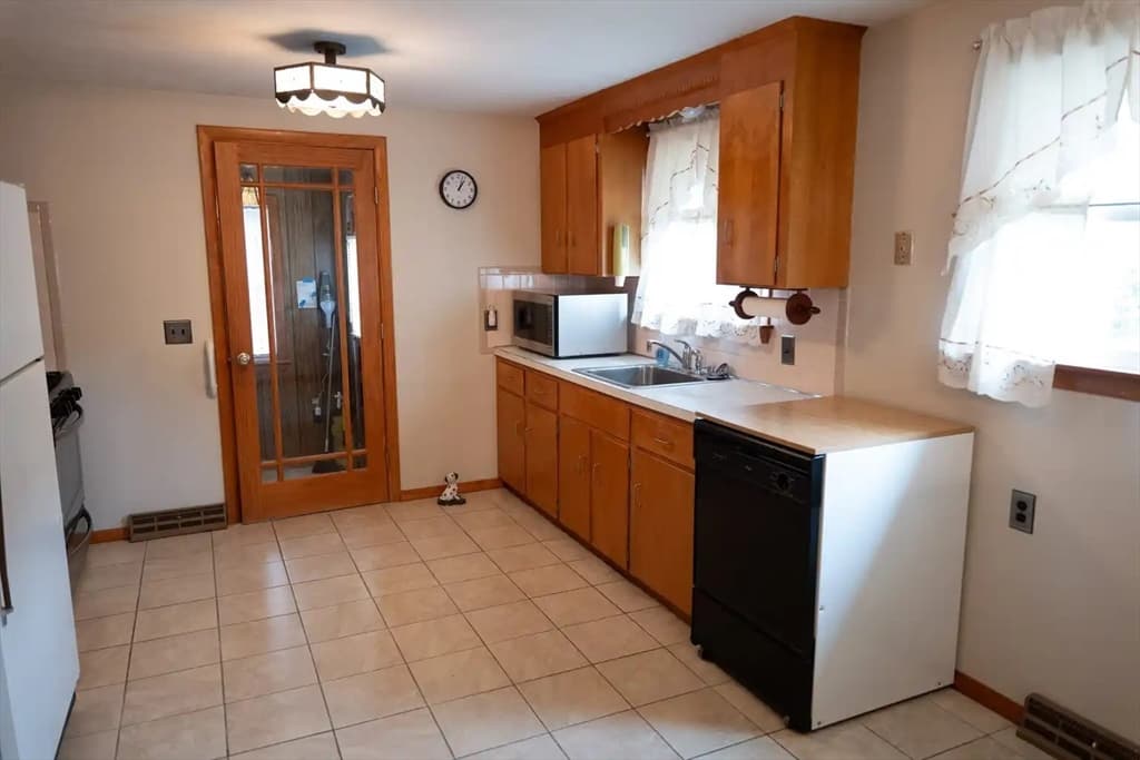 24 Hanson St, Brockton MA 02302 photo 5