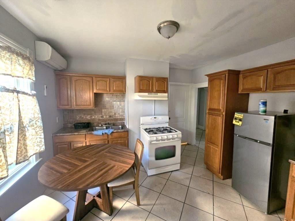 76 Acushnet Ave, Springfield MA 01105 photo 12