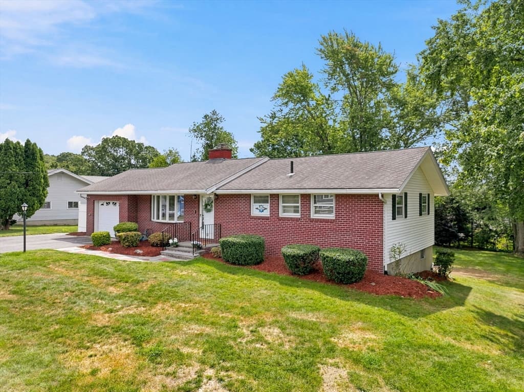 19 Champlain Dr, Hudson MA 01749 photo 3