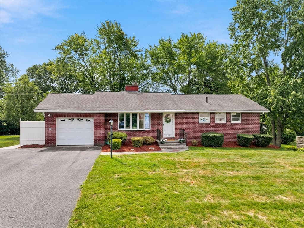 19 Champlain Dr, Hudson MA 01749