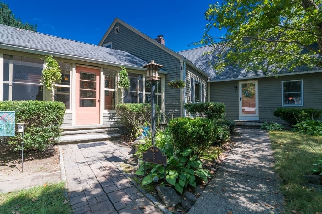 2 Lakeview Ave, Granby MA 01033