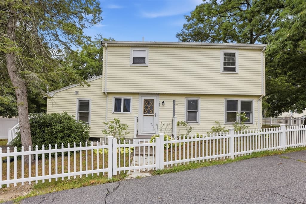 107 Pond St, Rockland MA 02370 photo 2