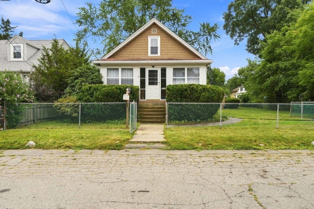 16 Beechcrest St, Warwick RI 02888