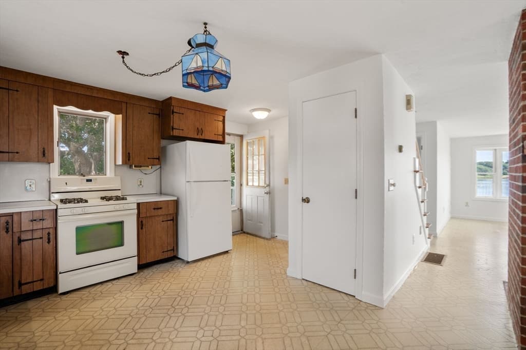 584 Circuit Ave, Bourne MA 02559 photo 12