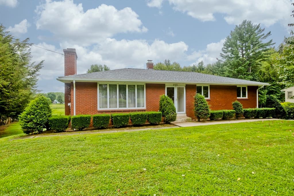 233 Lathrop St, South Hadley MA 01075