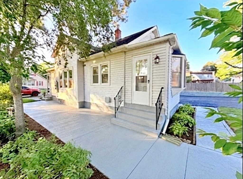 11 Thornfell St, Springfield MA 01104