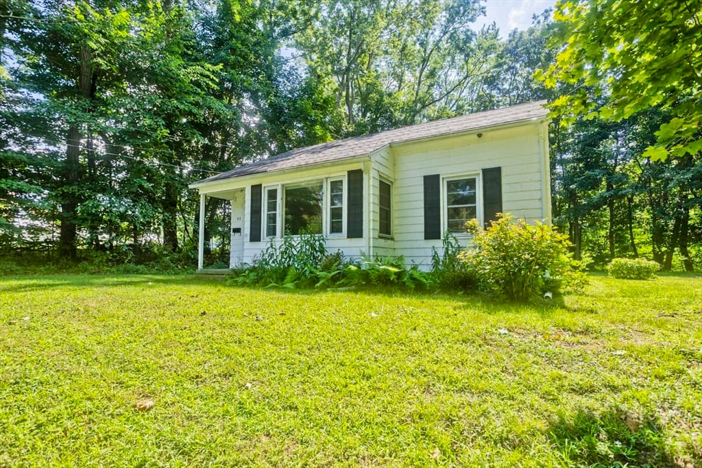 40 Hadley St, South Hadley MA 01075