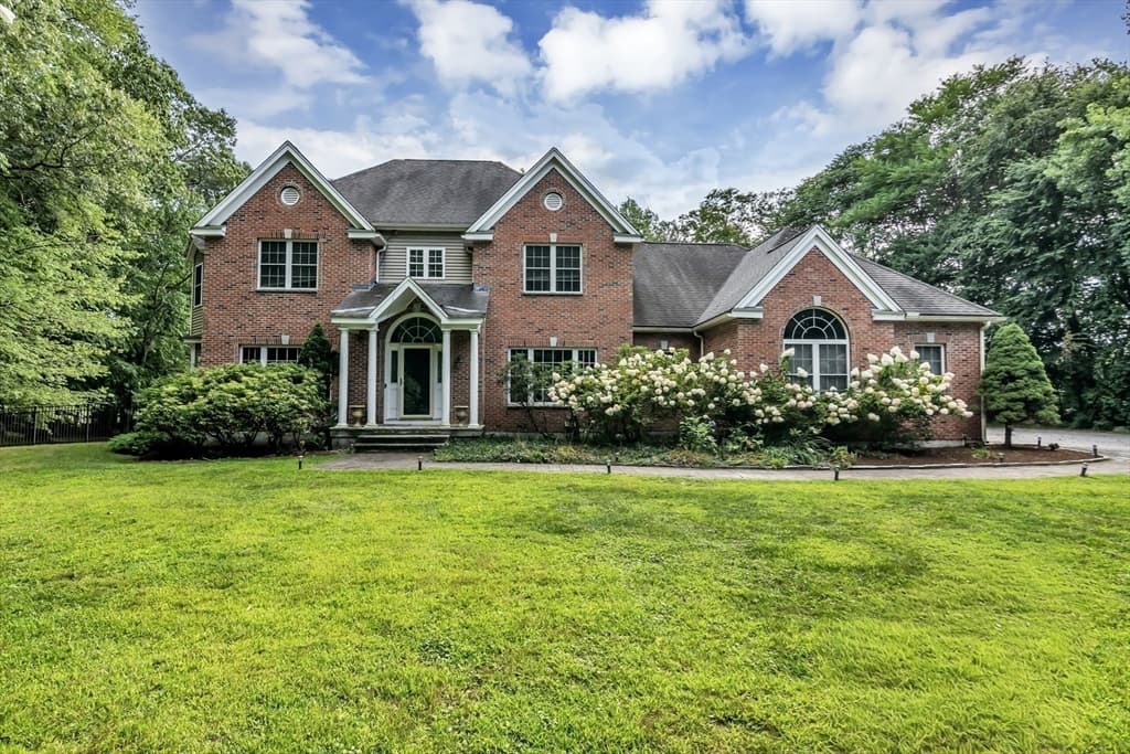 52 Goodnow Ln, Framingham MA 01702
