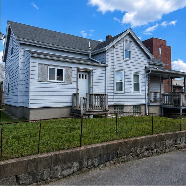 21 Everett St, Fall River MA 02723