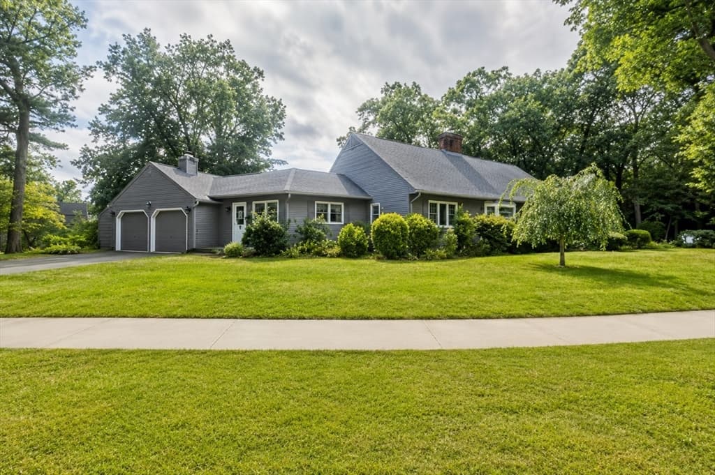 7 Woodland Rd, Westfield MA 01085