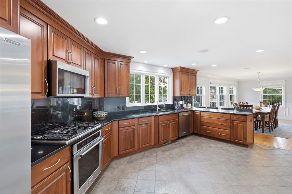 35 Oheir Way, Lowell MA 01852 photo 7