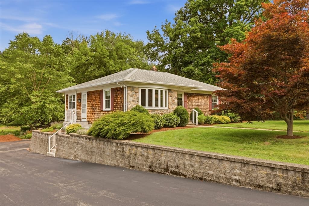 145 Stoney Hill Rd, Swansea MA 02777