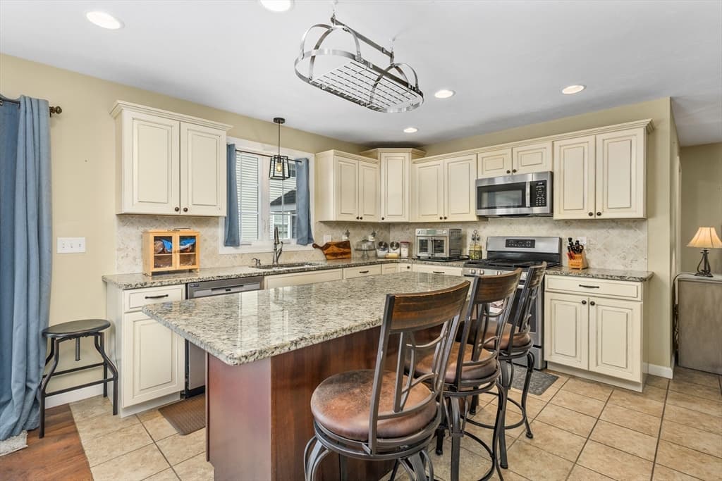 138 Sprague St, Fall River MA 02724 photo 12