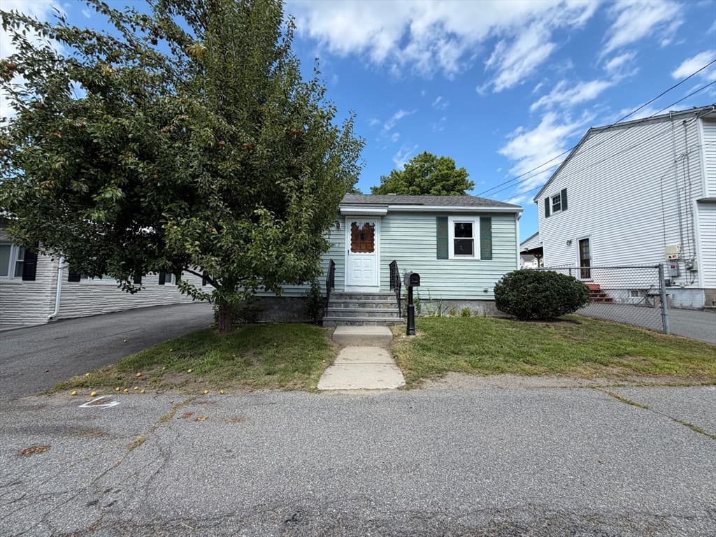 17 Monarch St, Lowell MA 01854