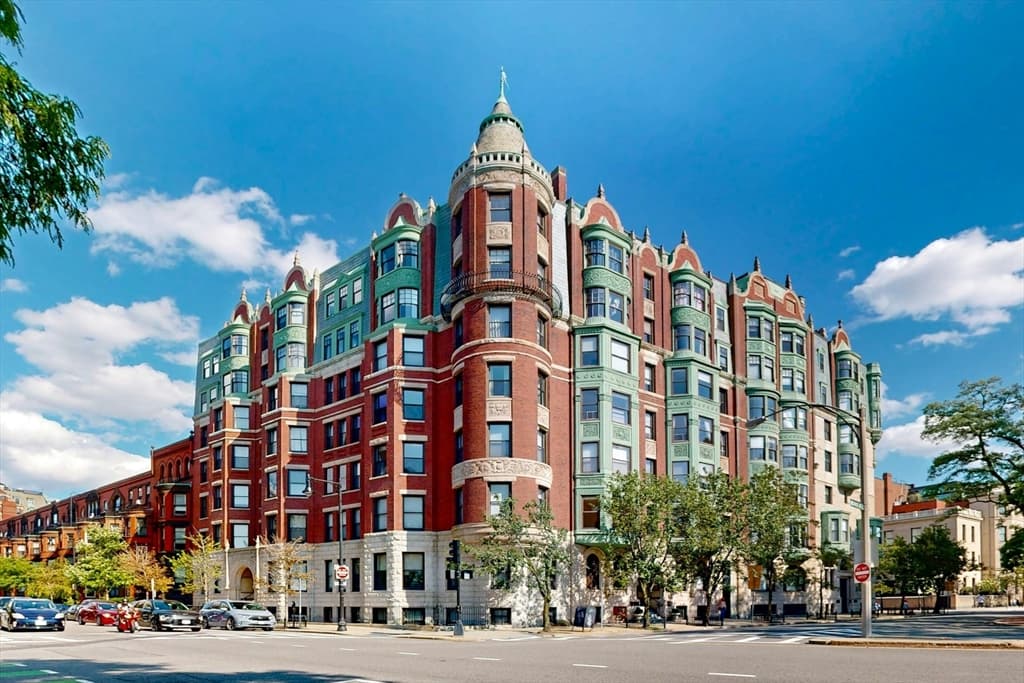 4 Charlesgate E # 406, Boston MA 02215