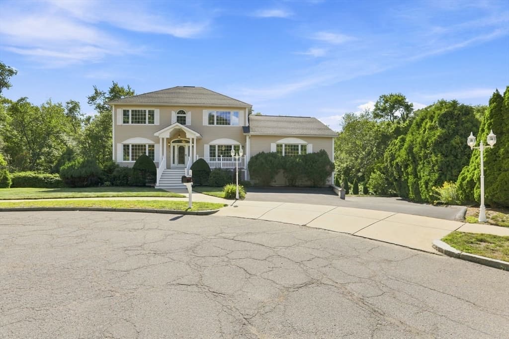 9 Sullivan Cir, Stoneham MA 02180 photo 2