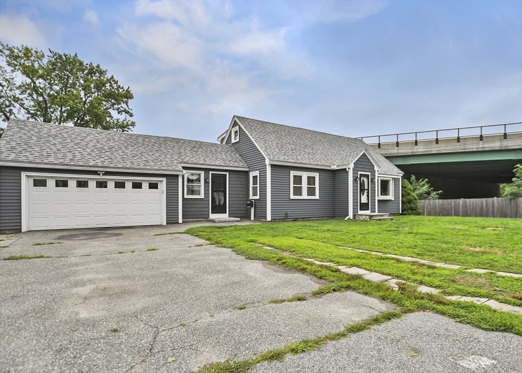 1070 Riverside Dr, Methuen MA 01844