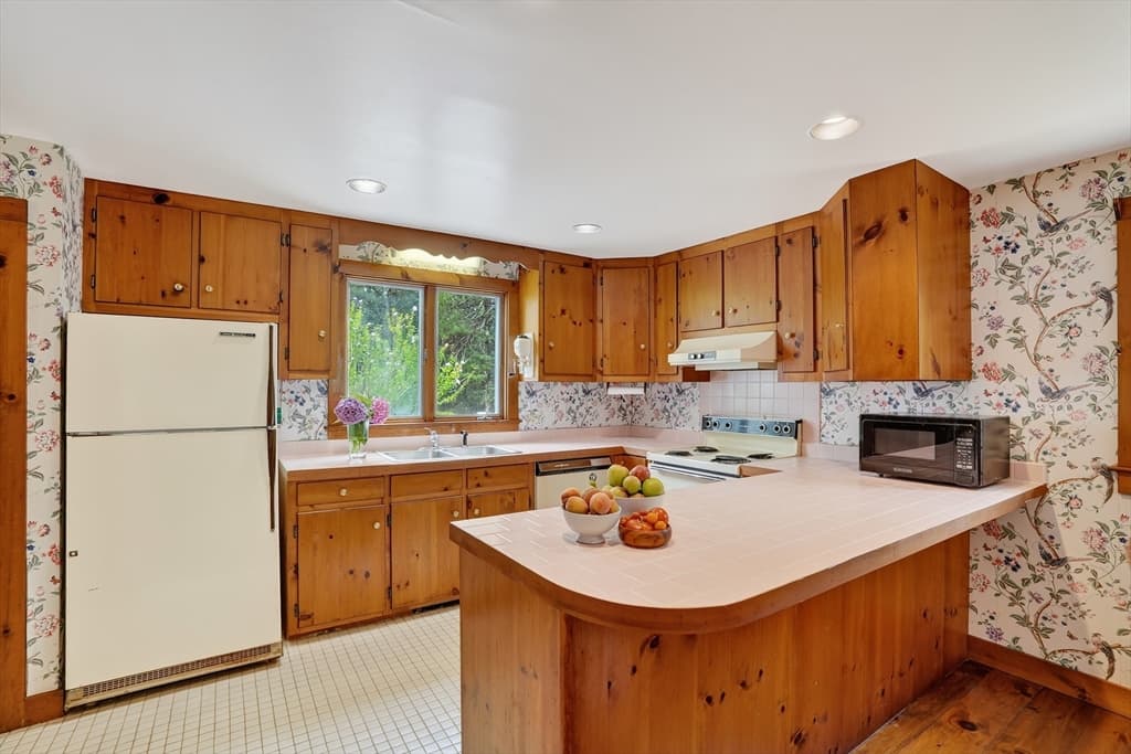 9 Martha's Road, Edgartown MA 02539 photo 3