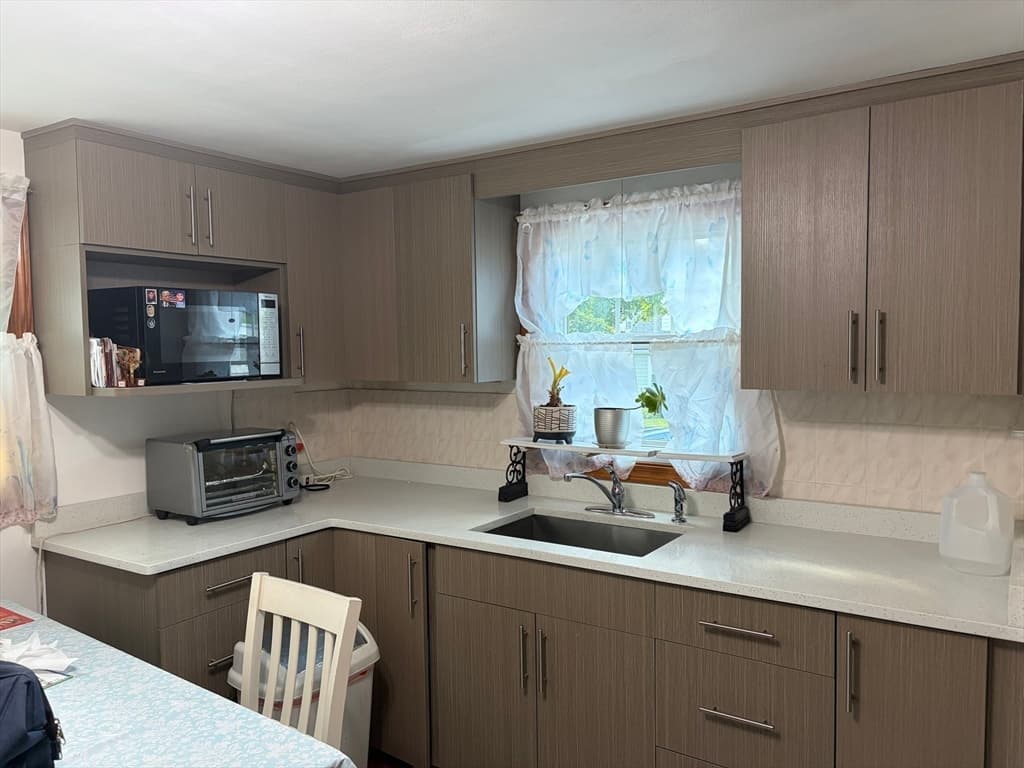 87 Pine Hill Cir, Waltham MA 02451 photo 3