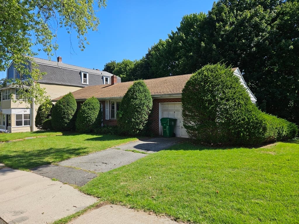 37 Academy St, Chicopee MA 01013