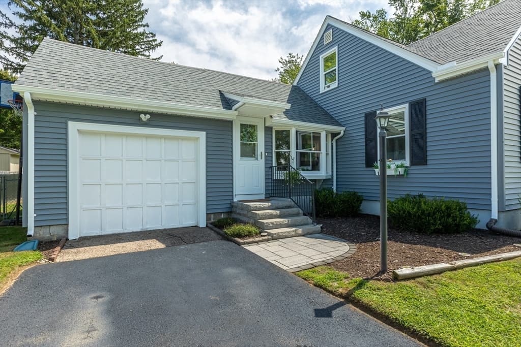31 Thompson St, East Longmeadow MA 01089 photo 3