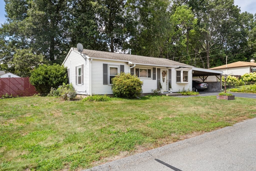 136 Laurie Ln, Lowell MA 01854 photo 2