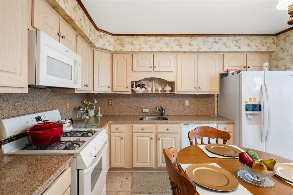 136 Laurie Ln, Lowell MA 01854 photo 13