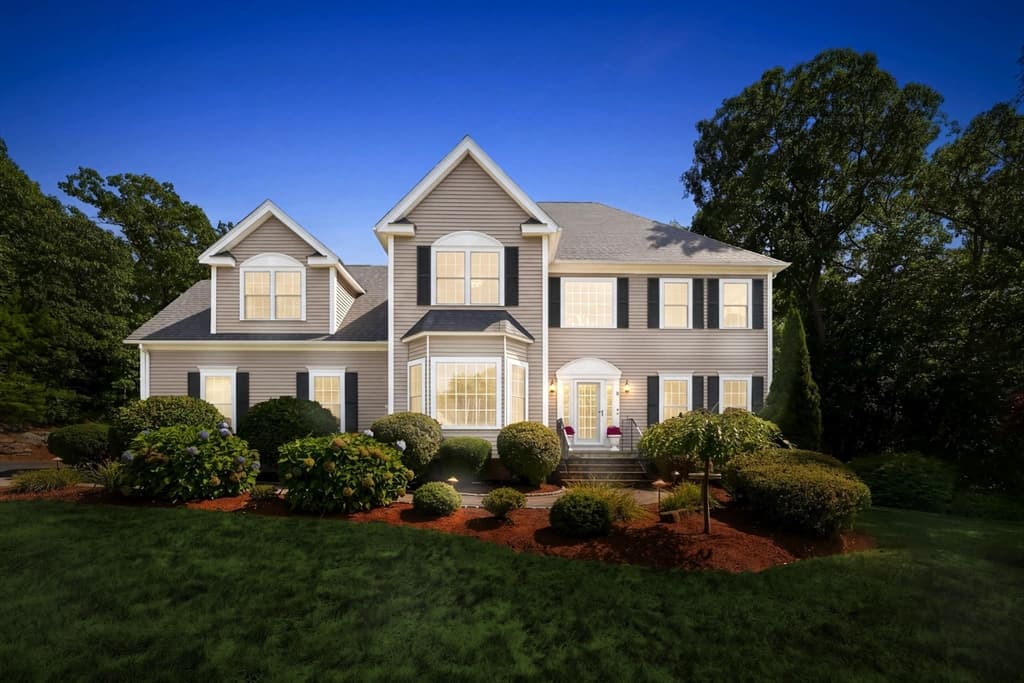 13 Larkin Ln, Hopedale MA 01747