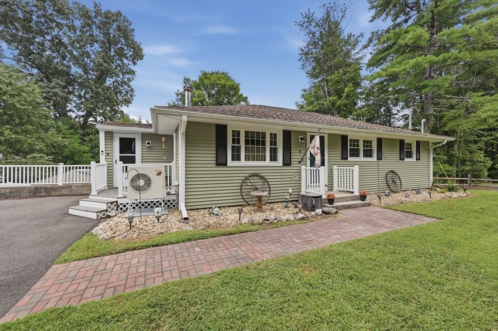 4 Olive Dr, Leominster MA 01453