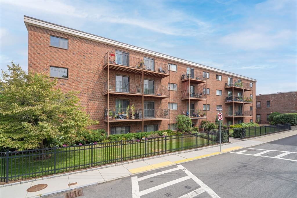 26 Waverly St # 405, Boston MA 02135