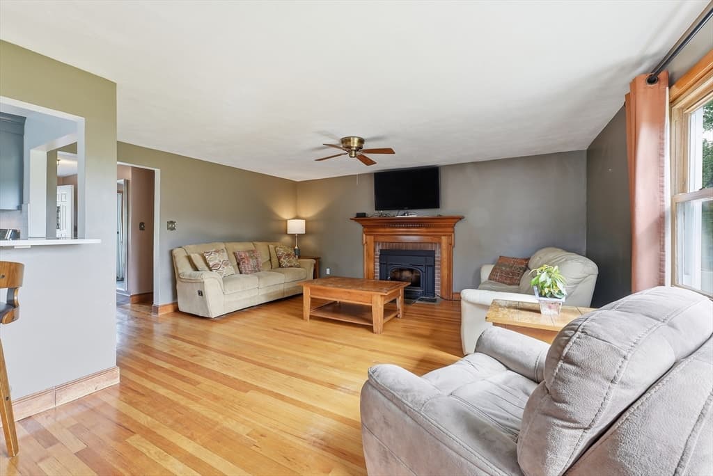421 Holyoke St, Ludlow MA 01056 photo 4