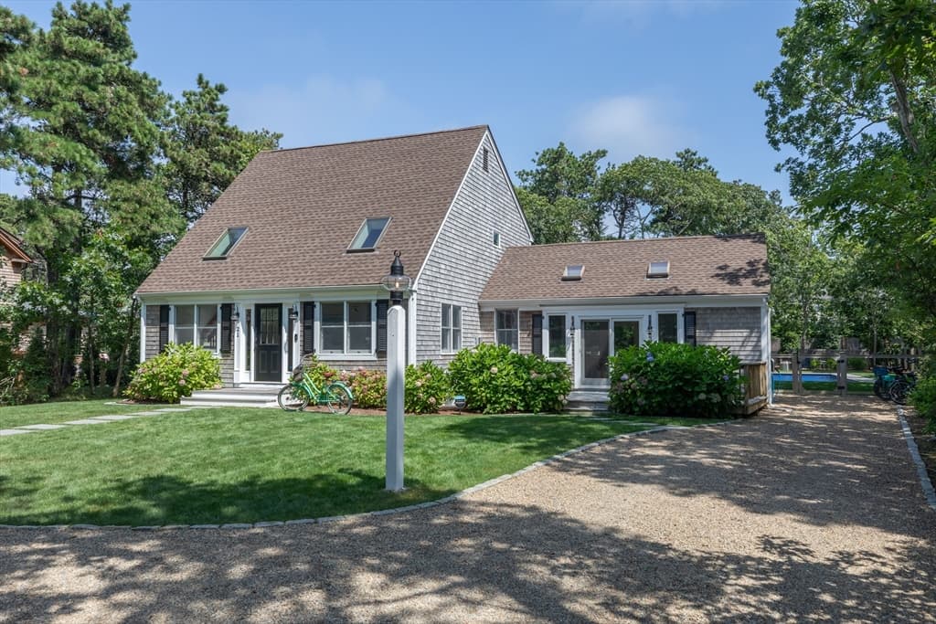 21 Vickers Street, Edgartown MA 02539