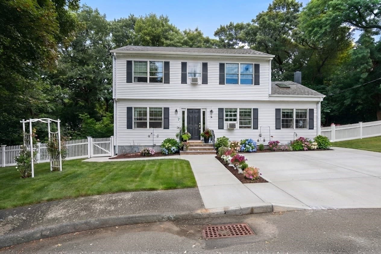 Single Family Residence at 9 Zamora St, Saugus MA 01906, photo 2 of 39
