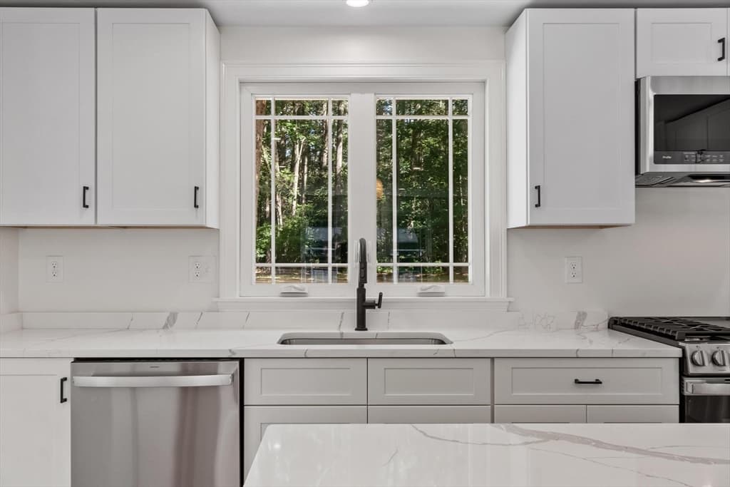 63 Maplewood Dr, Townsend MA 01469 photo 5