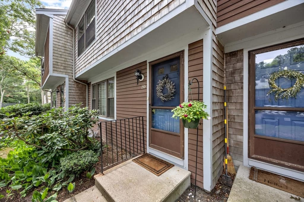 195 Falmouth Rd # 2D, Mashpee MA 02649